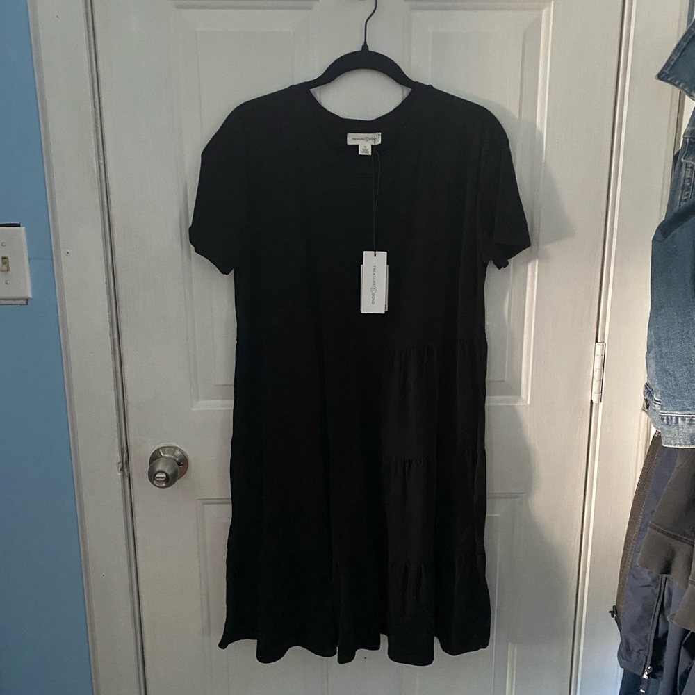 Treasure & Bond black tiered knee-length casual dress - Medium